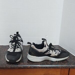 UNISEX AIR NIKE HUARACHE STYLE SNEAKERS in Black and White Camo.  SIZE 9  EUC